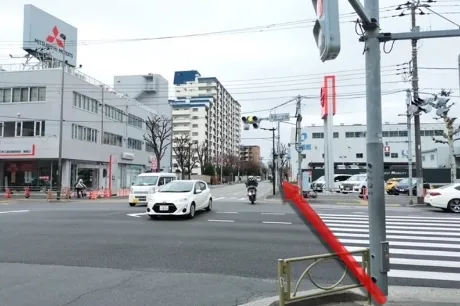 日産プリンス東京の前を通過し、直進で130mほど緑道を進みます。
