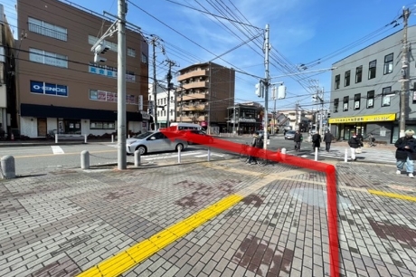 京成津田沼駅前交差点を左に曲がり、くしきゅう京成津田沼店の前を通過します。（反対側のマクドナルドが目印となります）